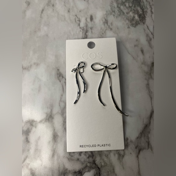 New COS Mismatching Bow Earring Silver - Picture 5 of 7